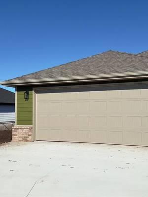 🏡✨ Brand New Construction Alert! ✨🏡 This gorgeous home is almost ready—just waiting on the new sod to be laid! 🌱 ✅ 3 bedrooms, 2 bathrooms ✅ Huge open living spaces ✅ Great quality finishes ✅ Located in a brand-new development ✅ Only $252,000! 🤯 What are you waiting for?! Let’s get you in for a tour! 🗝️ I can also help you get pre-approved and make this dream home yours. 📱 DM or contact me today! #NewConstruction #DreamHome #RealEstate #GrandLakeLiving #HouseGoals #ForSale #LetsGetYouMoving #ListwithLisa #BuywithLisa #KellerWilliams 