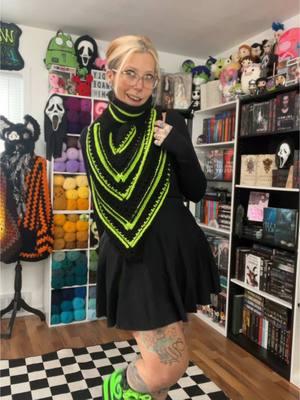 Wild Oleander Hooded Scarf with a modified cowl neck🤌🏻🖤💚 Mod notes are up in my help group on FB #crochet #hoodedscarf #crochetcowl #wildoleanderhoodedscarf #thneed 