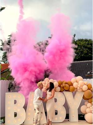 Even in the rain this gender reveal was incredible.🌧️Congratulations to the family!💕✨ #genderreveal #genderrevealmiami #genderrevealparty #genderrevealideas #genderrevealworld #heorshe #girlorboy #charevelacaoideias #revelaciondegenero #revelaciondesexo 