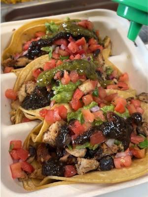 Loaded chicken tacos? Sign us up! #pollo #chicken #tacos #chickentacos #aguacate #corntortillas #tacotok #tacotiktok #tacos #tacotime #mexicanfood #mexicana #mexicanrestaurant #spanish #mexicano  #franchise #franchiseopportunities