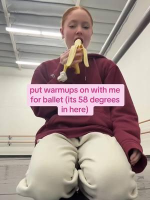 yes i was actually 58 degrees but it warmed up to like 68 haha 😭 @RubiaWear @Só Dança @Bullet Pointe #ballet #ballerina #pointe #pointeshoes #balletclass #ballettok #balletcore #dance #dancer #studio #warmup #warmups #barre #sandiego 