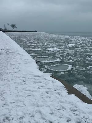 Kinda magical, don’t you think? #chicagowinter #chiberia #lakemichigan 🧊❄️🥶