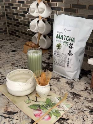 This matcha set is so cute. I love doing matcha in my house now 🥰 #matcha #matchalatte #matchaset #matchadrink #matchatok #fyp #matchalover #matchatea #paratii #matchaice #matchablossom 