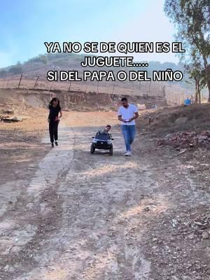 Ellos se la disfrutan ❤️#papas#bebe#carros#papaehijo#viral#fyp 