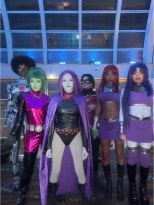 i think robin is confused... @HOLLOW @サイ @earthy 🎀 @angieswifi @Tomprefers #cosplay #starfire #blackfire #teentitans #cyborg #beastboy 