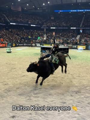 @Dalton Kasel makes it look easy 😮‍💨 #pbr #utb #bullriding #chicago 