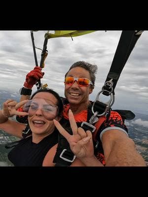 Soy Amante de la adrenalina , me encantan los parques , las montañas rusas y hace mucho queria hacer , #skydive esta experiencia fue una de las mejor de mi vida #paracaidas #feliz #valiente #fuerte 