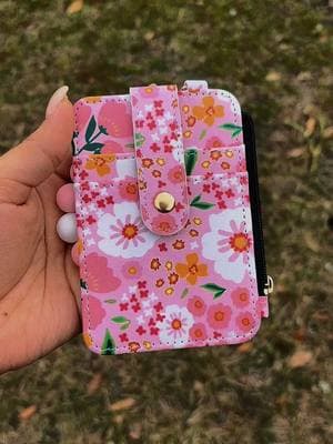 #wallet #keychainwallet #floral #floraldesign #cute #gurly #girlythings #girlytok #tiktokshopfinds #tiktokban 