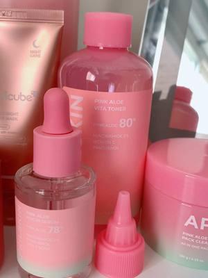 #medicube #aprilskin #productoscoreanos #losmasvirales #fypシ゚viral #paraty #piel #cuidadodelapiel #skincoreano APRILSKIN Limpiador facial de aloe rosa | Exfoliación suave con exfoliante de frijol y soja. APRILSKIN Tónico rosa de aloe vita, calma y alivia el enrojecimiento, suaviza y controla el exceso de sebo, 80% agua de aloe vera rosa, hidratante, no pegajoso, cuidado de la piel coreano limpio. APRILSKIN Sérum de mucina de aloe rosa de 1.01 onzas líquidas (1.0 fl oz) Fórmula hidratante de mucina de aloe jeju al 78% con acabado no pegajoso para un aspecto de brillo de vidrio. Medicube Crema de gelatina de colágeno, niacinamida y colágeno hidrolizado liofilizado, aumenta la hidratación de la barrera de la piel y da un aspecto brillante y levantado las 24 horas. Medicube Paquete de mascarilla facial de colágeno para envolver durante la noche, cuidado de elasticidad e hidratación, reduce la flacidez y la opacidad - Colágeno hidrolizado para una piel brillante. 