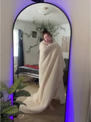 i knew this blanket was going to be big but not this huge😅 #throwblanket #bigthrowblanket #comfyblanket #tiktokshopfinds #soft 