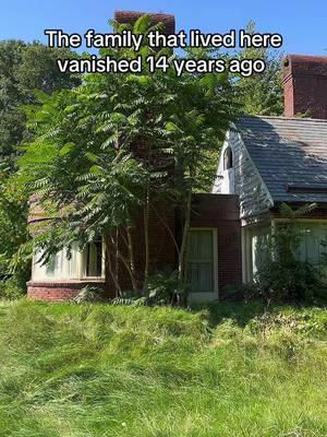 Exploring an abandoned lake house that has been sitting empty for 14 years. #abandonedhouse #abandonedplaces #urbex 