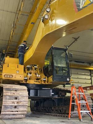 Timelapse of the guys installing the boom on this just-in CAT 390 excavator. #heavyequipment #jjscheckel #excavator #cat390 #390 #heavyequipmentoperator #heavyequipmentmechanic #work #bluecollar #dieselmechanic 