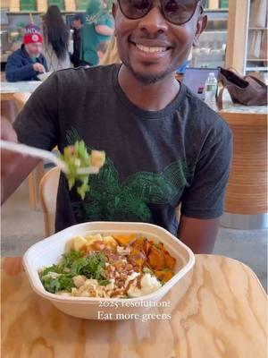 If you’re trying to eat cleaner this year, @sweetgreen just opened a new location in Fishtown! I’ll be here for lunch a lot this year, since most of their new products are free of seed-oils and high in protein and fiber 🙏🏾 • Tag your bestie to spread the word 🙌🏾 • #sweetgreen #fishtown #philly #philadelphia #healthyeats