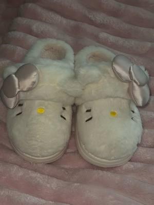 Hello kitty slippers #hellokitty #slippers #houseslippers #sanrio #TikTokShop #treasurefinds #plushslippers #plush #cozyslippers 