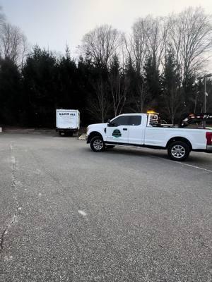 Those trailer tires… atleast there wasn’t a load on deck #Gooseneck #PJTrailers #F250 #Ford #PowerstrokeDiesel #Powerstroke #SixSeven #67Diesel #TowPig #Landscaper #LandscapeContractor #BlueCollar #FYP #Foryoupage 