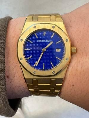 Esta Pieza es un Audemars Piguet  Royal Oak Unisex Fabricado con Oro Amarillo de 18k y con una Dimensión de 33mm . Algo que Vale la pena Hablar es su hermoso exótico color que tiene el dial , un poco raro de encontrar y con un contraste bastante radical , a este color se le conoce como Yves Saint Klein el cual está en francés y es también conocido como International Klein Blue . Si te interesa adquirir esta pieza mándame DM 💙🚀 #munecoworld #audemarspiguetroyaloak #audemarspiguet #watches #watchcollector #fyp