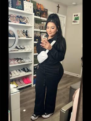 Outfit casual cómodo y sencillo 🖤🤍🖤 #viralvideo #ootdinspo #outfit #outfitinspo #trending #videoviralitiktok #cozy #cozyoutfit #OOTD #outfit #winterfashion #fypシ゚viral #fabletics #buucees@Buc-ee’s #bucees #fyppppppppppppppppppppppp #fypage #explore #exolorepage #MomsofTikTok #MomsofTikTok #mujeresqueinspiran #converse #outfit #outfitideas  