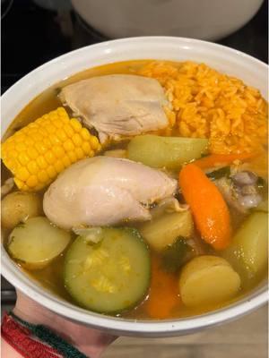 Un rico Caldo de Pollo para este frío 🍗🍲 Receta de Caldo de Pollo  -Vas a poner a cocinar el pollo con hojas de laurel, cebolla y ajos y sal al gusto. -Después que salga la espuma blanca o negra, vas a poner los elotes y la salsa  La Salsa lleva 3 Tomates, cebolla, Ajos, Pimenta, comino y orégano  Yo solamente use Sal pero también puedes usar Knorr de Pollo -Deja que hierba bien y luego la tapas después de unos 15 minutos vas a poner la zanahoria y chayote. -Después de unos 10 minutos vas a poner lel repollo, el cilantro y las papas  -Al final después de unos 10 minutos o que ya todo esté bien cocinado, le pones la calabacita por unos 5 minutos, y ya va a estar listo 👩🏻‍🍳🤍 #Recetas #caldo #caldodepollo #caldoseason #cocinado #recetasmexicanas #parati #parati #recetasfaciles #recetastiktoktiktokencasa #recetasparati #recetassaludables #recetasexpress #recetaseconomicas #recetasparaniñosfaciles #recetasrapidas #mexicantiktok #mexicotiktok #mexico #fyp #chickensoup #quickrecipes #mexicanfoodrecipes #fypシ゚viral #foryoupage❤️❤️ #foryourpage #foryou 