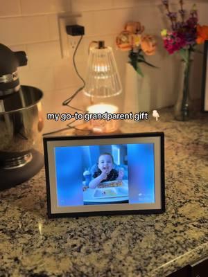 digital photo frames are the BEST gift idea for older family members because you can take care of everything for them remotely via the app! 🙌🏻 #TikTokShop #tiktokshopfinds #giftsforgrandparents #giftideas #digitalphotoframe 