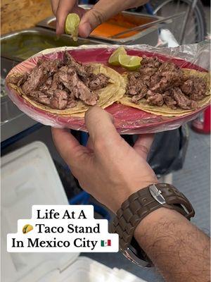 There’s no place like a Mexican Puesto de Tacos at lunch 🌮 😩❤️🇲🇽 #lonche #tacos #streetfoodmexico #lunchtime #mexicanlife #mexico 