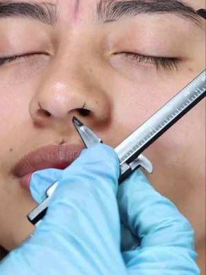 Cejas perfectas: ¡La medición importa! Aprende las técnicas de medición facial para tratamientos de belleza. Este video muestra cómo medir cejas con precisión, alinear rasgos faciales y verificar medidas para lograr la simetría perfecta. ¡Domina la flexibilidad en las mediciones y crea diseños impecables! #mediciónfacial #belleza #cejasperfectas #mediciónfacial #belleza #cejasperfectas #simetríafacial #tratamientosdebelleza #cosmetología #tutorialbelleza #estetica #bellezafacial #cuidadosdebelleza