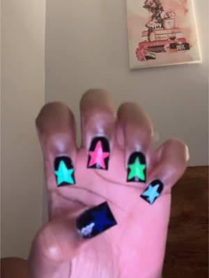 lmfaooo wanted to do this trend for the longest, and if you’re thinking about getting this set get the thumb orange! not blue😗 #kymorajean #nails #nailart #nailtrend #viral #goviral #trend #fyp 