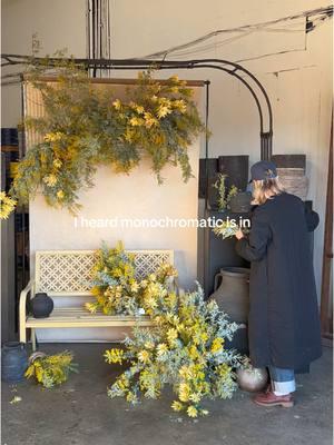 And yellow is having its moment finally! We’ve been waiting #2025brides #weddingvendor #floralvendor #theflorista #floraldesign #weddingflorals #eventflorals #intimateweddings #2025weddingtrends #gardenwedding #monochromatic 