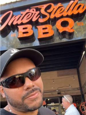 Este es mi Restaurante de BBQ Favorito! @InterStellar BBQ  La tercera parada de La Ruta del Bbq en Texas. Gracias al Pitmaster Brett por atendernos este dia. Ordenamos una bandeja con todos los super poderes desde brisket, costillas, salchillas, pork belly burnt ends y beef short ribs. El video completo de esta parada ya disponible en mi canal de YouTube episodio #298 Ay Papa!!! 😎💪🏽💯🔥 #InterstellarBbq #MichelinStat #TexasBbq #Austin #Bbq #Barbecue