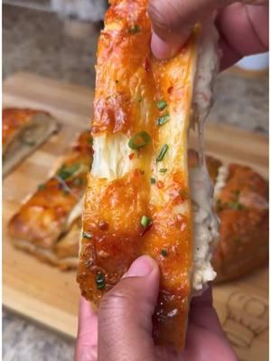 Crab Rangoon Stuffed Cheesy Bread 🦀🧀🥖 #seafoodnetwork#seafood#seafoodlover