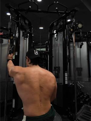 (Voiceover edition) Issa back day (vertical pull) 🦅 Try these exercises to build width and achieve that aesthetic golden ratio physique. Reps and sets may vary depending on the programming. Back exercises I did today: Cable high row Parallel grip pull ups Reverse grip lat pulldown Single arm cable lat pulldown Crossbody lat pulldown #wideback #backworkouy #GymLife #bulkingseason #GymTok #fitness #nycfitness #nycpersonaltrainer #trainwithme #workout #arms