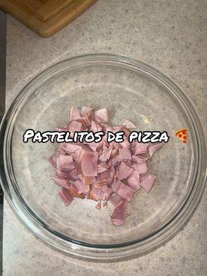 Pastelitos de Pizza #lonches #lonche #paratiiiiiiiiiiiiiiiiiiiiiiiiiiiiiii #foryoy #fory #comida #lonchesito❤ #usa_tiktok #foodtiktok #loncheparamiesposo #latinostiktok #risas #fypシ #latinosenusa🇺🇸 #clientes #inmigrantes #eeuu #latinosenusa #pasteles #pastelescreativos #pastelitos #fritos #pizza #pasteldepizza 