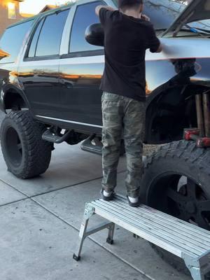 My son and I are killing this build almost got all the crap off the body. Then it’s time to prep the body for the new wrap. #vegasbuilt #sematruck #semasuv #fordexpedition #liftedexpedition #fatherandsonbuild #wrap #bulletprooflift @TOYOTIRES @FlogIndustries