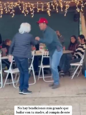 La mayor bendición del mundo. Bailar con tu madre al compás de esta gran banda #banda #madre #viralvideo #videosemotivos #videosvirales #lomasviral #fyp #laisladecapri #tendencia 