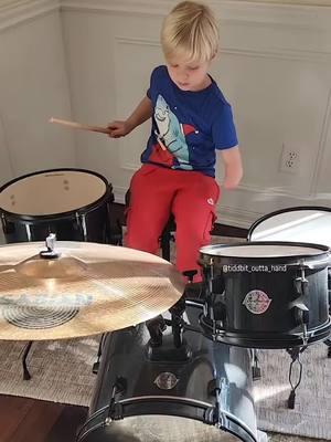 Jojo is learning the words but boy does he like to bang on the drums. @Rick Allen would be proud. #rickallen #defleppard #onehandeddrummer 