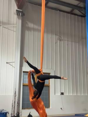 Another day of finding ways to give my mom a heart attack 😁 The second drop cracked my back in approximately 100 places! #aerialsilks #aerialdrop #silksdrop #circus #circusarts