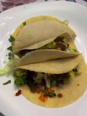 Tacos de pollo con tortillas hechas en casa. #tacos #tacosdepollo #lacomidasehoy #comidacasera #recetasmexicanas #onthisday 