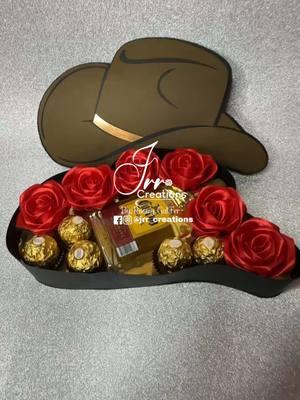 Cajas con flores de listón! 🤠🤠🤠ORDENA EN TU COLOR FAVORITO por INSTAGRAM✨✨ File digital de @PaolaUniDesigns codigo JRRCREATIONS para 25% de descuento #🐴 #botas #cowboy #tejana #sombrero #rosasdeliston #rosaseternas #ribbonflowers #ribbonroses #vaquero #vaqueros #gif #giftideas 