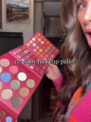 If you have someone who loves makeup you’ve got to get this pallet for them! 💄😍#makeup #makeuppallet #eyeshadow #kevinandcoco 