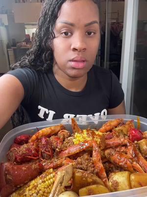 Late night seafood boil I cooked of course recipe is posted so you guys can check that out  #seafoodboilmukbang  #seafood  #crab  #foodtiktok  #crabboil  #seafoodlover🦞🦐  #bigbackactivities  