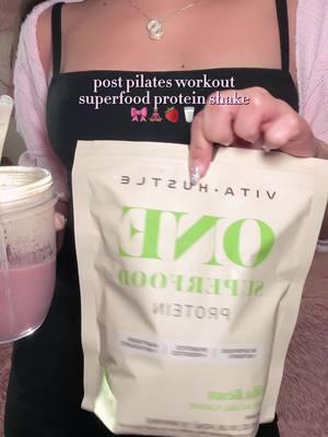 how to make your at-home protein shake actually taste good 💪🎀 @VitaHustle #vitahustle #proteinshake #proteinpowder #proteinhack #proteinshakes #proteinpowderreview #pilatesprincess #postworkoutmeal #superfoodssmoothie #superfoodpowder #wellness #fitnesstips #wellnessjourney #kevinhart 