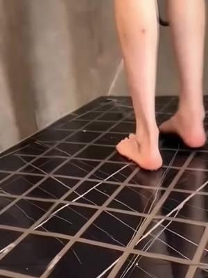 🚿✨When you take a bath at home, you MUST have this non-slip mat! Featuring suction cups across the entire bottom, it won't slip on the floor, and the foam is just right—no worries about falling. Can be placed directly against the wall to save space and drains easily! 🛁💦"#BathMat #NonSlipMat #HomeEssentials #BathroomHacks #SafetyFirst #SlipFree #BathTime #HomeImprovement #MustHave #TikTokMadeMeBuyIt #TrendingProducts #Hygiene #SmartLiving 