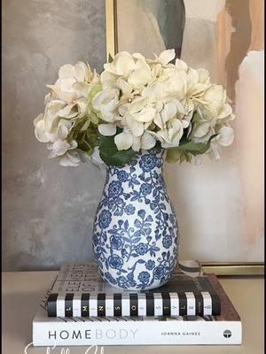 Easy DIY craft idea for your old Valentine’s Day vases For a few dollars, that cheap vase looks fancy and expensive! #homedecor #decorideas #diyhomedecor #easydiydecor #diyideas #diycraft #vase #diyvase 