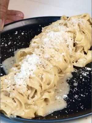 Cacio E Pepe Recipe 🇮🇹🤌🏽 Asking people if I could cook them one meal, what would it be?! 🤔 Fire Escape Chronicles Pt. 96🧯 #cacio #e #pepe #Recipe #roman #pasta #classic #italian #dish 