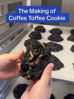 freshly baked hot coffee toffee cookies available only for the winter ☃️☕️🍪 #levainbakery #wintercookie #coffeetiktok #toffeecookies #darkchocolatecookies #levaincookies 