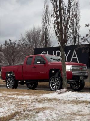 Not a gmc but it works😮‍💨 @big mo #foryoupage #bigmo  #liftedtrucks #chevysilverado  #2025 #keepmoving 