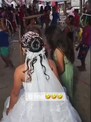 Porque le rompió eso en la cabeza al novio? Jajajajaj #mexico🇲🇽 #guatemalacheck #regalo #mexicocheck #regalosorpresa #mexicanos #fiesta #party #boda #wedding #guerreromexico #enojado #alegre #pensativo #fieston #baile #bailarin #niños #corbata #zapatos #novio #señor #muchaco 