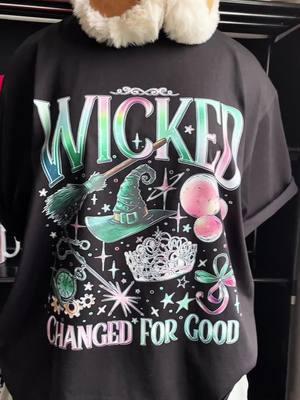 Pink goes good with green 🥰 #wicked #wickedthemusical #wickedmovie #glindathegoodwitch #glinda #glindaandelphaba #elphaba #elphabaoriondoherty #shizuniversity #movie #moviemusical #defyinggravity #cynthiaerivo #arianagrande #fyp #trending #viralvideo 