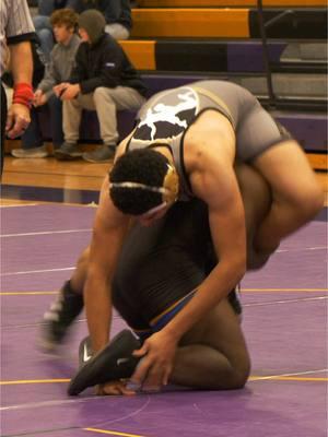 Donald Powyer scrambles to finish a takedown against David Williams #davidwilliams #grayslakenorthhighschool #donaldpowyer #warrentownshiphighschool #215lbs #ihsawrestling #grayslakenorth #warrentownship