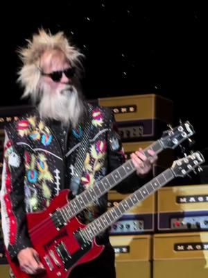 🎸Gimmie some ZZ🔥@ZZ Top #zztop #concerts #billygibbons #dustyhill #frankbeard #elwoodfrancis #bassplayer #bassguitar #guitartok #guitarists #fyp #fy #bluesrock #gimmieallyourlovin #songs #80smusic @Billy F Gibbons 