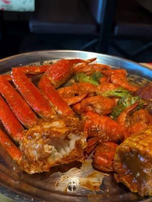 Warning: Our seafood boils may cause uncontrollable cravings, messy hands, and a full stomach ⚠️ #dinner #appetizers #sides #foodielife #foodnearme #hookseafood #seafood #hookandreel #hookreel #cajun #yum #flavor #feast #delicious #seafoodboil